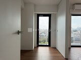 ルミーク大森 明るい採光が入る廊下から眺める街並みの様子