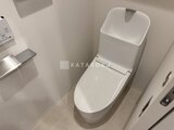 ルミーク大森 温白色の落ち着いた空間に設置された最新式トイレ