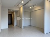 ルミーク大森 明るい採光のリビングダイニングと寝室を仕切る開放的な空間