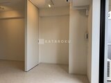ルミーク大森 引き戸で仕切られた明るいワンルームの洋室スペース