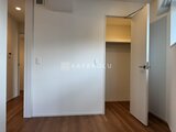 ルミーク大森 ウォークインクローゼット付きの落ち着いた印象の洋室