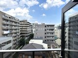 ルミーク大森 バルコニーから見た周辺の落ち着いた住宅街と青空の景観