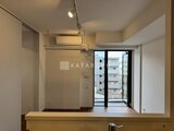 ルミーク大森 キッチンカウンターから見たバルコニーへの開放的な空間