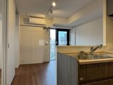 ルミーク大森 キッチンから洋室へと続く、開放的な間取りの様子