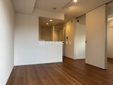 ルミーク大森 木目調フローリングと白壁を基調とした明るいリビングダイニング