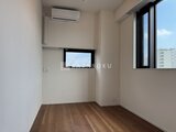 ルミーク大森 窓からの採光が心地よい、エアコン完備のシンプルな洋室