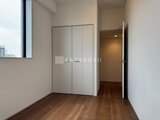 ルミーク大森 白い建具と木目フローリングの明るい洋室
