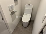ルミーク大森 温水洗浄便座付きのトイレと壁面操作パネルのある清潔な空間