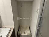 ルミーク大森 洗面台隣の落ち着いた洗濯機置き場
