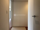 ルミーク大森 玄関から廊下へ続く明るく落ち着いた空間