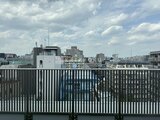 ルミーク大森 バルコニーから見た開放的な都市景観と青空