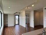 ルミーク大森 明るい照明が印象的なリビングダイニングから各部屋への動線