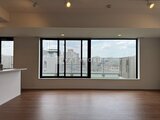 ルミーク大森 開放的な大きな窓から街並みを眺められるリビングダイニング空間