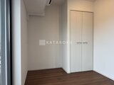ルミーク大森 白を基調とした落ち着いた寝室、建具付きの収納が備わる空間
