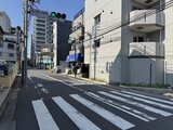 アルコバレーノ亀戸2 前面道路の交差点から見た建物外観と周辺街並みの様子