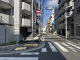 アルコバレーノ亀戸2 交差点から見た建物周辺の街並みと前面道路の様子
