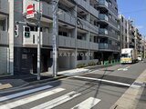 アルコバレーノ亀戸2 前面道路から見たモダンな外観と1階エントランスの様子