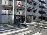 アルコバレーノ亀戸2 交差点に面した建物のエントランス付近を前方から見た様子