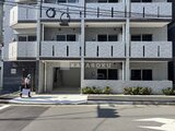アルコバレーノ亀戸2 街角に建つモダンなタイル張りの建物エントランス