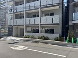 アルコバレーノ亀戸2 前面道路から見たモダンなタイル張りの建物外観