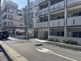 アルコバレーノ亀戸2 前面道路から見た建物外観と周辺の街並み