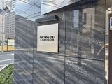 アルコバレーノ亀戸2 濃いグレーのタイル張りが特徴的な建物エントランス
