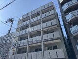 アルコバレーノ亀戸2 清潔感のある外壁タイルと開放的なバルコニーを備えた建物外観