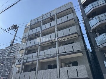 アルコバレーノ亀戸2 清潔感のある外壁タイルと開放的なバルコニーを備えた建物外観
