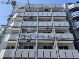 アルコバレーノ亀戸2 白いタイル張りの外壁に複数のバルコニーが配置された建物外観