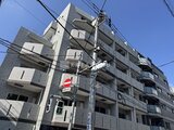 アルコバレーノ亀戸2 青空に映える落ち着いたグレータイル張りの中層マンション外観