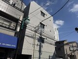 アルコバレーノ亀戸2 青空の下に映るタイル張りの建物外観