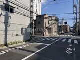 アルコバレーノ亀戸2 前面道路から見た建物と周辺街並みの様子