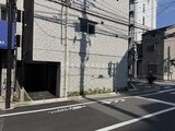 アルコバレーノ亀戸2 前面道路から見た建物外観と駐車場エントランス