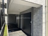 アルコバレーノ亀戸2 タイル張りのシックなエントランス、ゆとりのある奥行きが印象的
