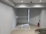 アルコバレーノ亀戸2 機械式駐車場の2台分駐輪スペース、白い壁に囲まれた清潔な空間