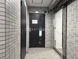 アルコバレーノ亀戸2 モダンなタイル張りの共用廊下とエレベーター入口の様子