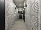 アルコバレーノ亀戸2 タイル張りで統一感のある共用廊下の様子