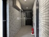 アルコバレーノ亀戸2 白いタイル張りの落ち着いた印象の共用廊下