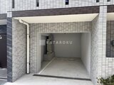 アルコバレーノ亀戸2 白を基調としたタイル張りの開放的なエントランスホール