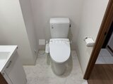 アルコバレーノ亀戸2 温白色の壁と大理石調の床が落ち着いた印象のトイレ空間