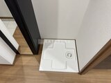 アルコバレーノ亀戸2 白を基調とした洗面室の床に設置された浴室入口