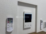 アルコバレーノ亀戸2 壁に設置されたエアコンリモコン、インターホン、照明スイッチ