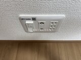 アルコバレーノ亀戸2 天井に設置された照明スイッチとコンセント、給気口のパネル