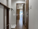 アルコバレーノ亀戸2 明るい廊下から複数の居室へアクセスできるレイアウト