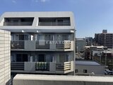 アルコバレーノ亀戸2 モダンなデザインの共有部分と複数のバルコニーがある建物外観