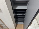 アルコバレーノ亀戸2 玄関上部の開放的な黒い棚板収納