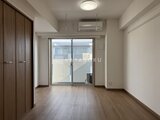 アルコバレーノ亀戸2 大きな窓から光が入る落ち着いた印象のリビング空間