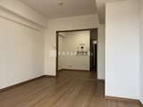 アルコバレーノ亀戸2 開放的なリビングダイニングから見たキッチンへの動線