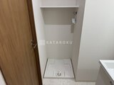 アルコバレーノ亀戸2 洗濯機置き場と上部棚を備えた洗面スペース