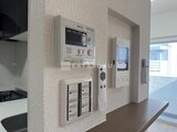 アルコバレーノ亀戸2 キッチンの壁に設置された給湯パネルと照明スイッチ